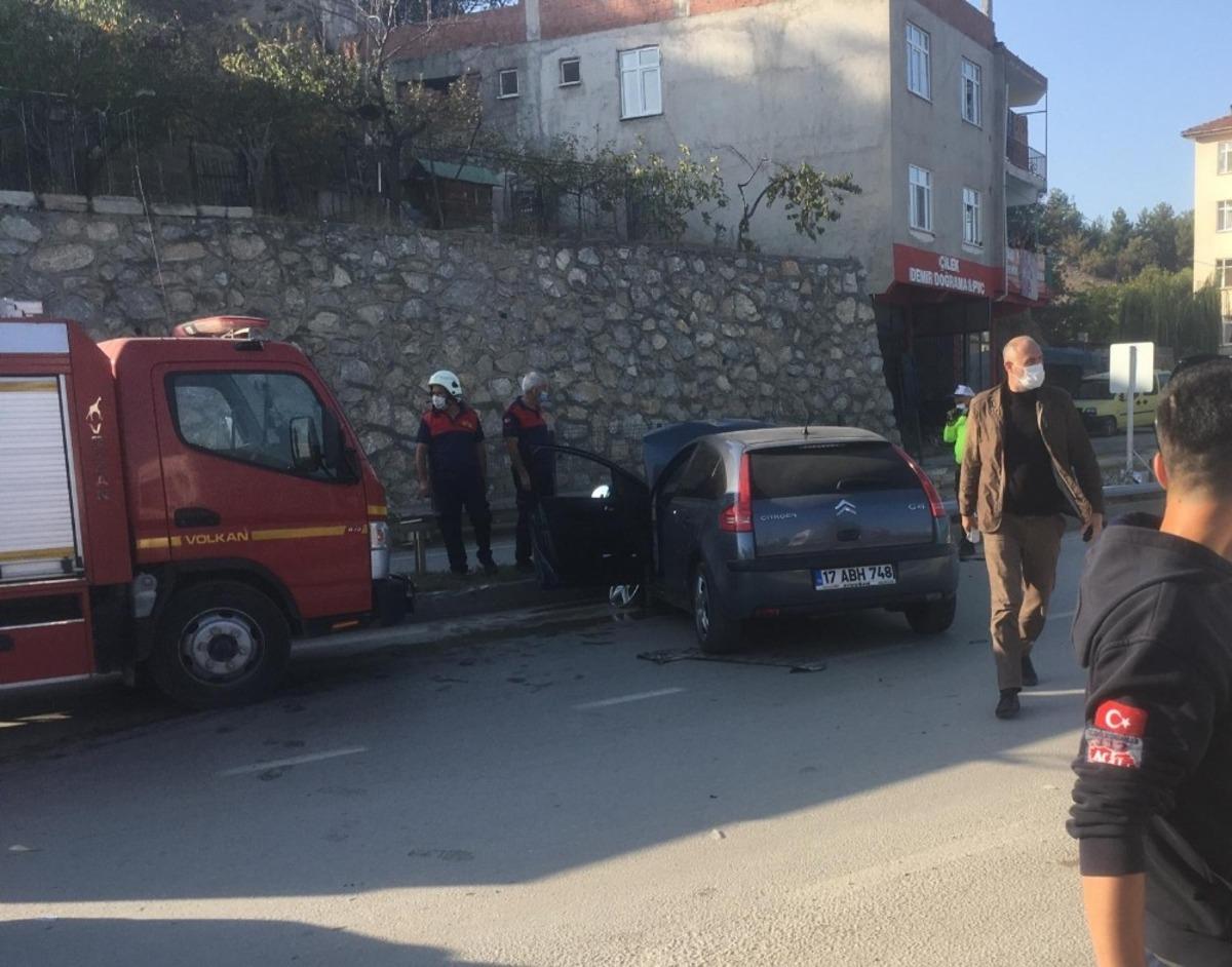 Virajı alamayan s&uuml;r&uuml;c&uuml; aydınlatma direğine &ccedil;arptı