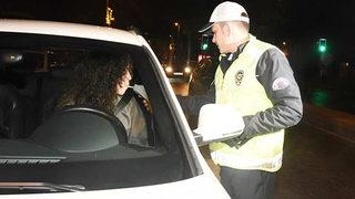 Azra Akın polis kontrolüne takıldı