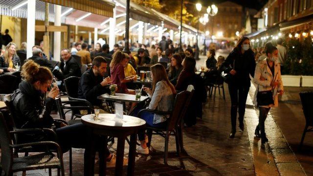 Paris'te geceleri sokağa çıkma yasağı uygulanıyor