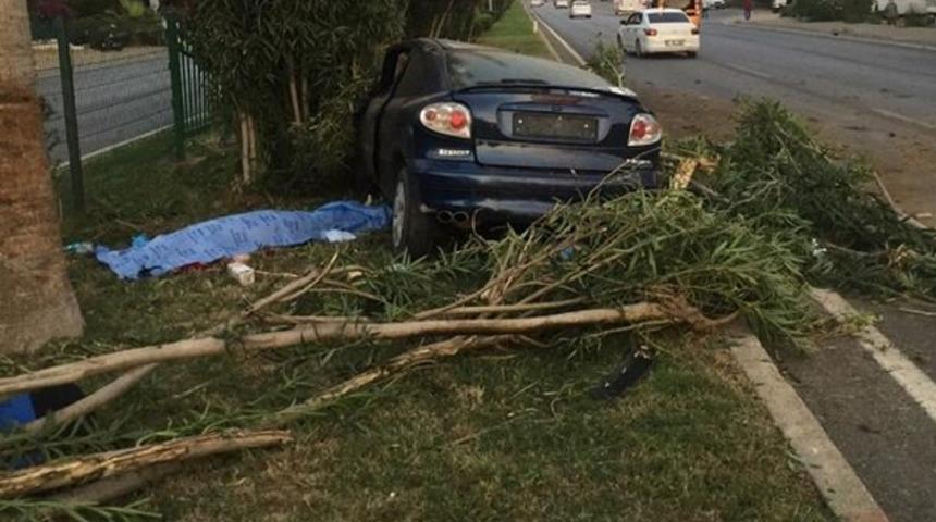 Antalya'da Rus turist, otostop çekerek bindiği otomobil kaza yapınca öldü