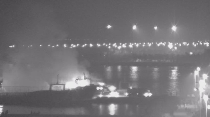 Maltepe'de tadilat için demirli gemide yangın