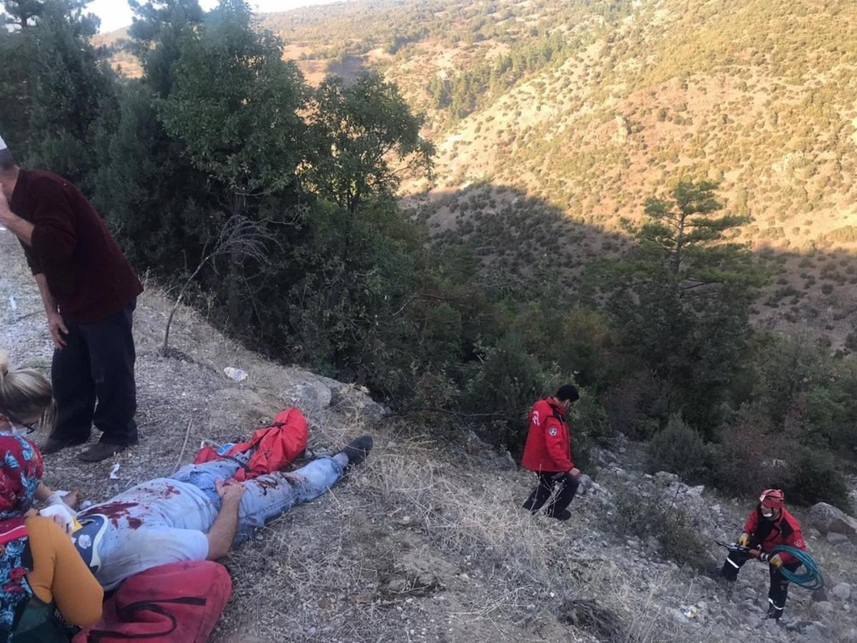 Dursunbey&rsquo;de trakt&ouml;r kazası: 1 &ouml;l&uuml;, 3 yaralı