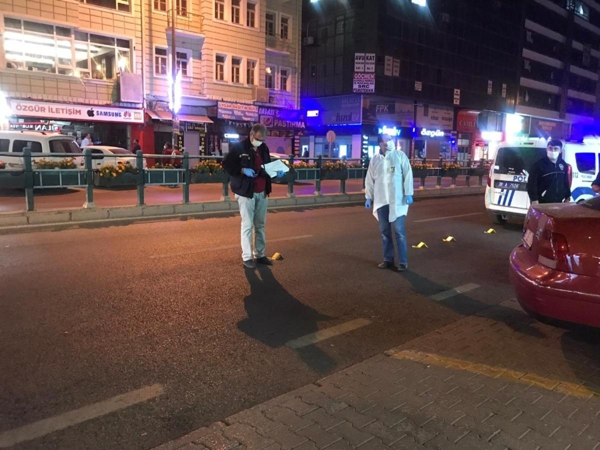 Otomobilden havaya sıkılan kurşunlar iş yerinde hasar oluşturdu