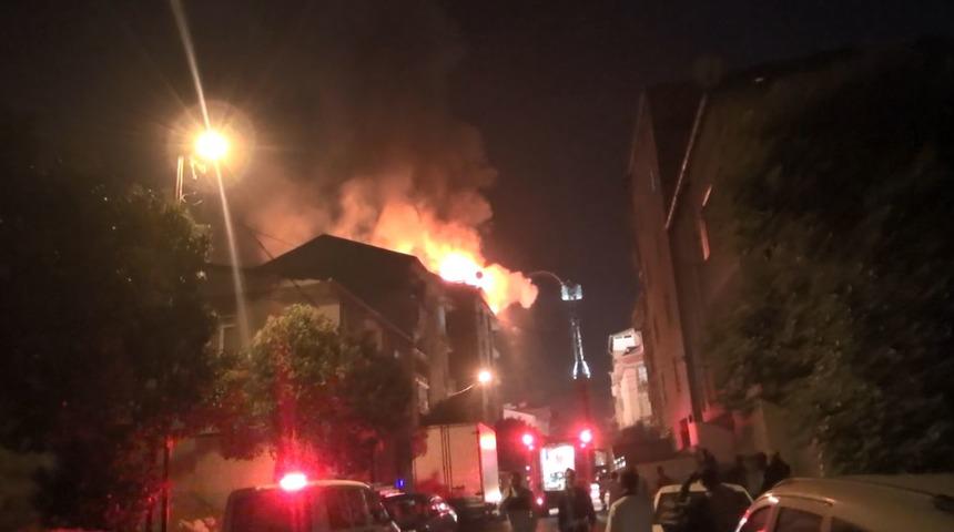 Esenyurt'ta 7 katlı binanın çatısı alev alev yandı
