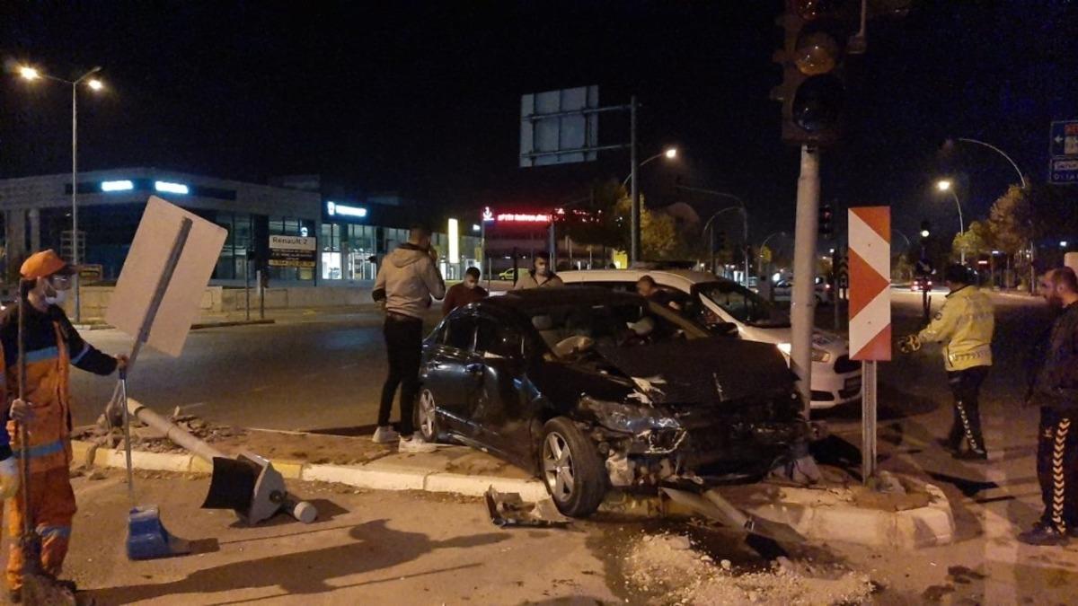 İki otomobil &ccedil;arpıştı: 1 yaralı