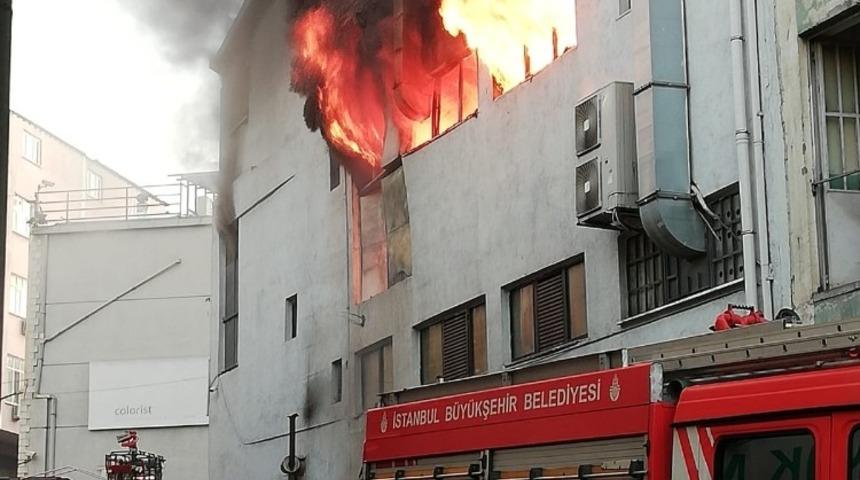 Kağıthane’de 4 katlı iş merkezinde yangın