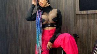 Cardi B. şimdi de kasığına kadar yırtmacıyla gündem oldu