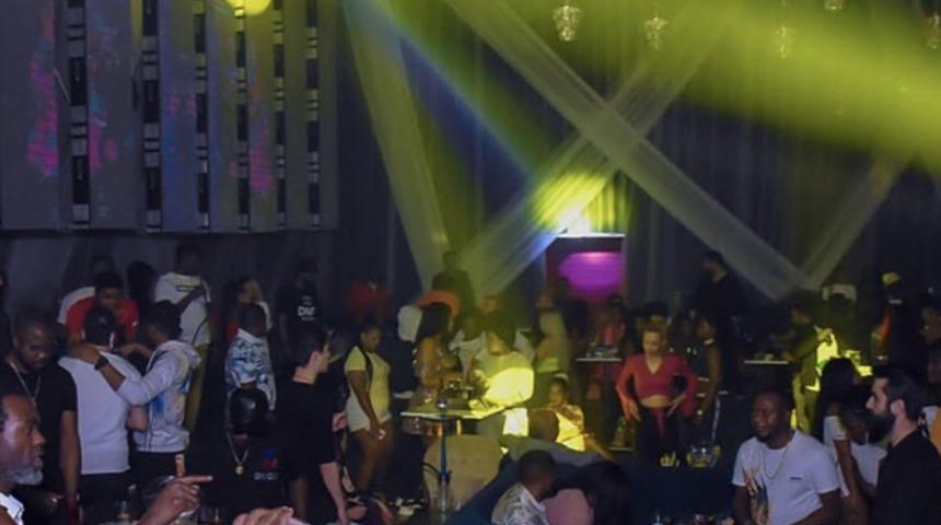 Koronavir&uuml;se aldırış etmediler! Sabaha kadar eğlendiler