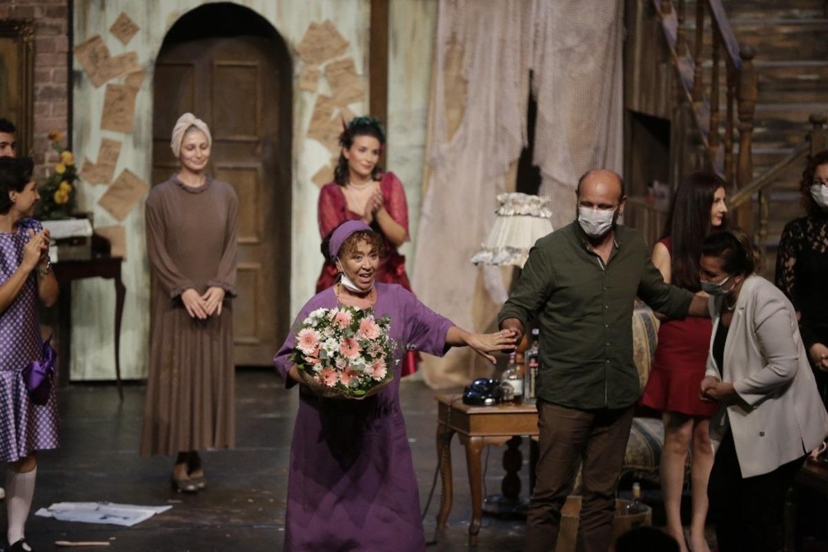 Kadife &Ccedil;i&ccedil;ekleri oyunu seyirciyle buluştu