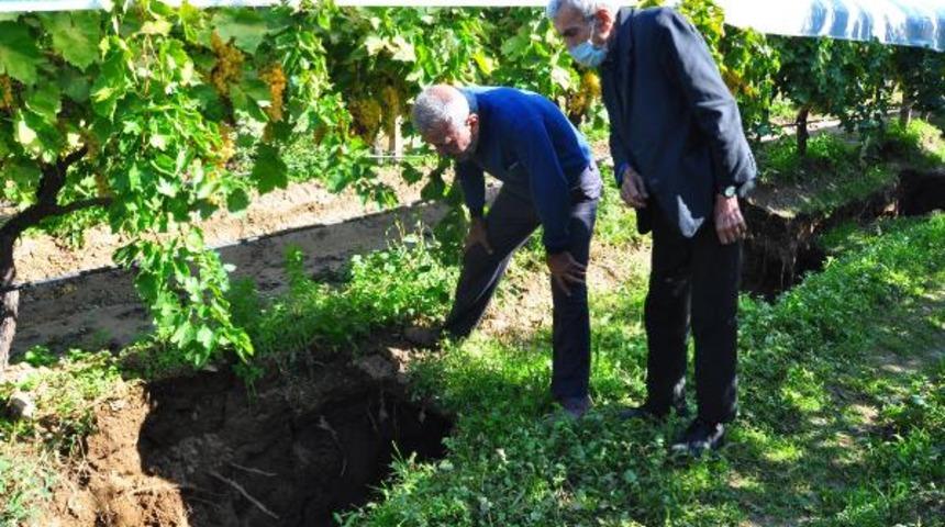 Manisa Sarıgöl'de tedirgin eden görüntü! Fay hattında dev yarıklar oluştu!
