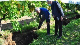 Manisa Sarıgöl'de tedirgin eden görüntü! Fay hattında dev yarıklar oluştu!