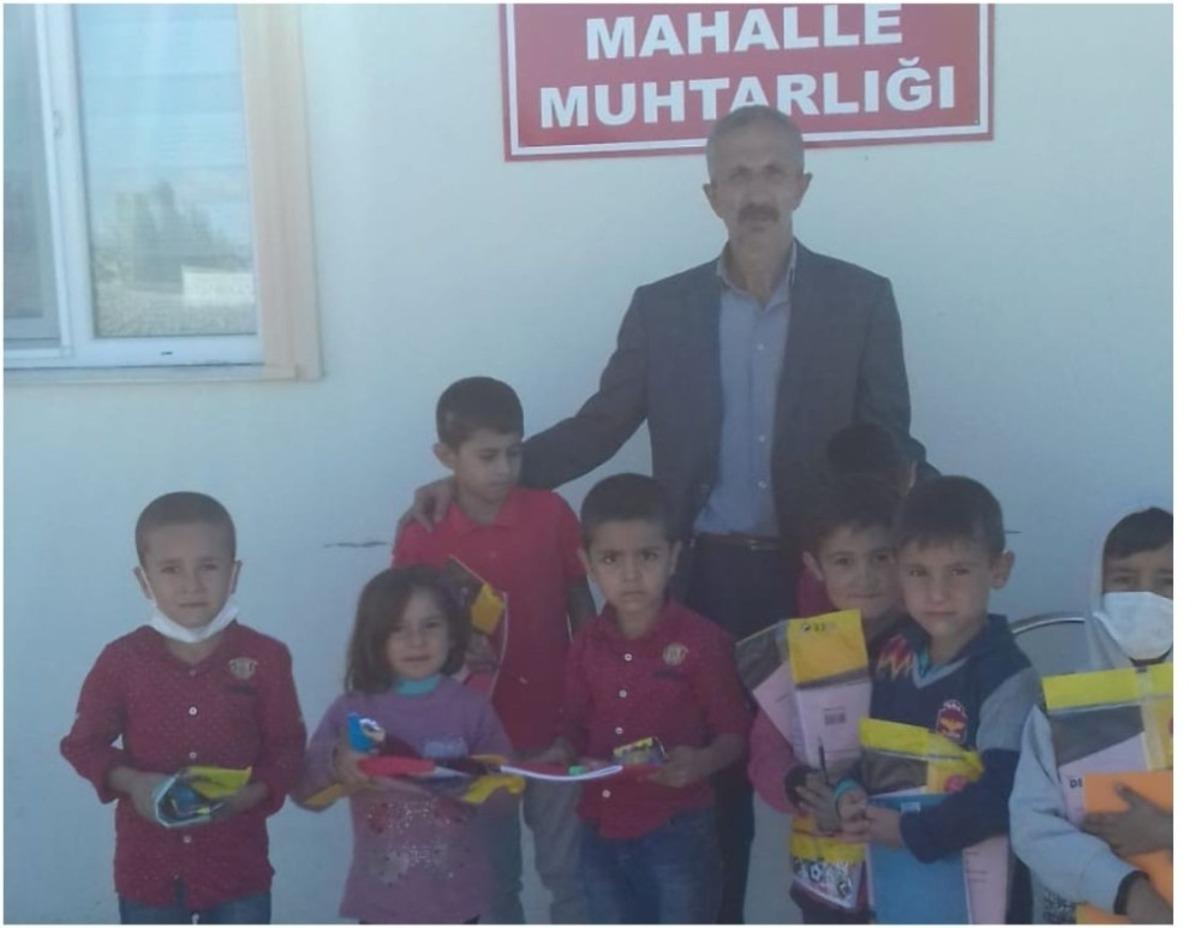 Muhtardan ihtiya&ccedil; sahiplerine kırtasiye yardımı