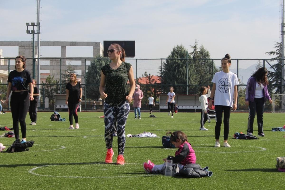 Isparta&rsquo;da anne ve kızları zumba ile coştu