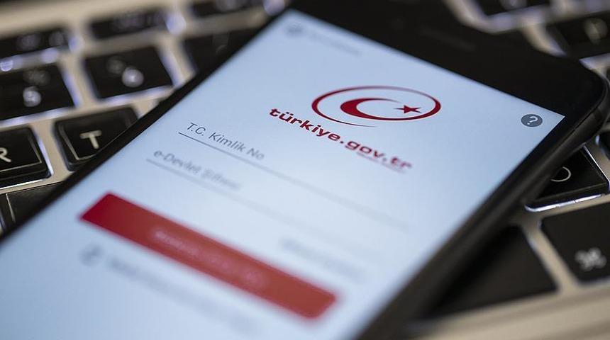 Yolcu beraberinde getirilen telefon kullanım izin harcı 20 bin TL oldu, eski fiyattan harç ödemek isteyenler e-Devlet'i kilitledi