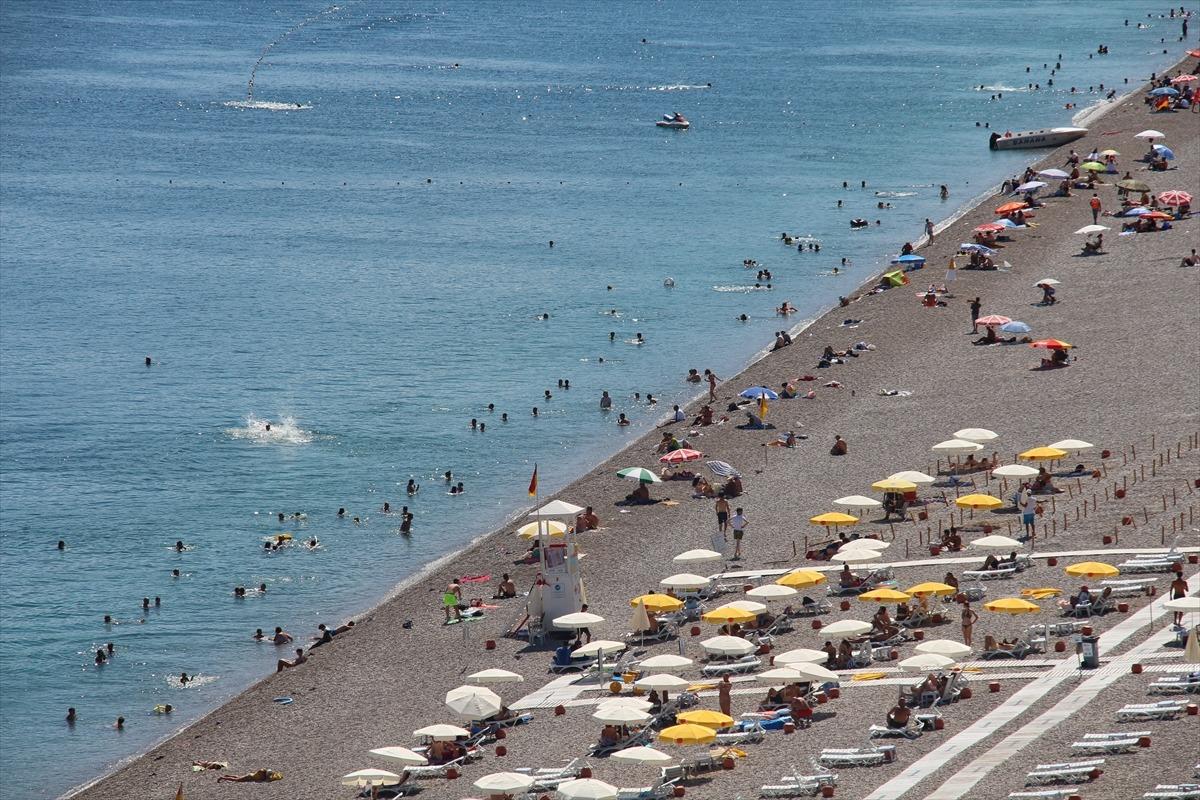 Antalya Şehir Tiyatroları "Kadife &Ccedil;i&ccedil;ekleri" oyununu sahneledi