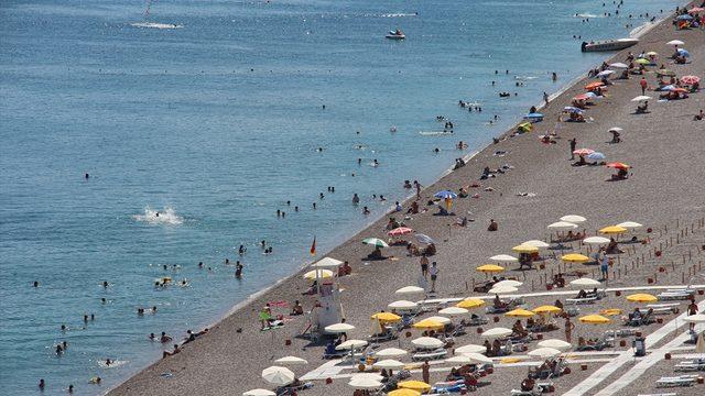 Antalya Şehir Tiyatroları Kadife Çiçekleri oyununu sahneledi