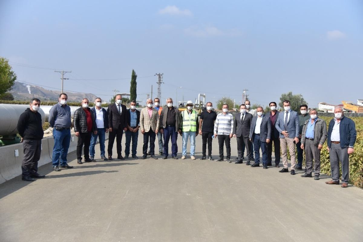 Manisa&rsquo;daki 25 mahallenin 50 yıllık yol sorunu &ccedil;&ouml;z&uuml;l&uuml;yor