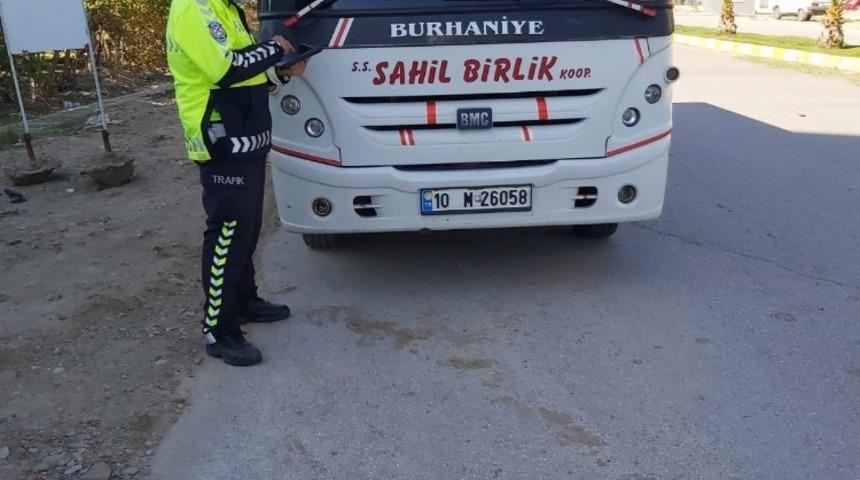 Burhaniye&rsquo;de polis toplu taşıma ara&ccedil;larını denetledi
