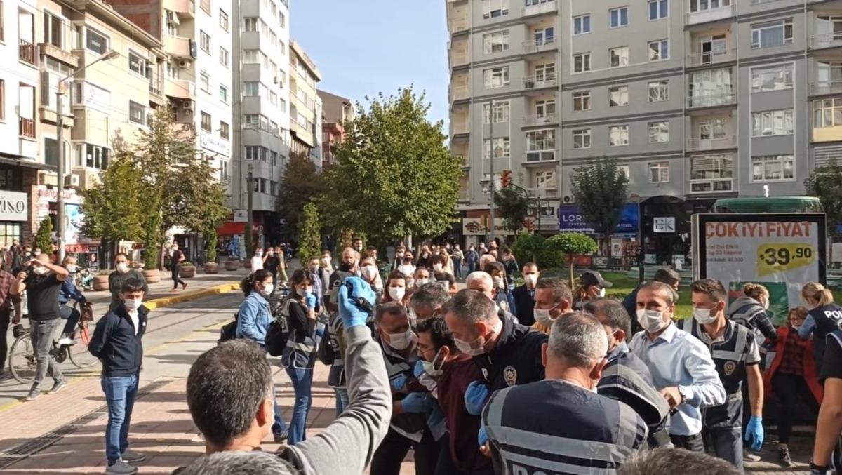 İzinsiz basın a&ccedil;ıklaması yapmak isteyen gruba polis engeli