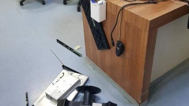 Hastaneye gelen genç kız, doktora kızıp masasını dağıttı