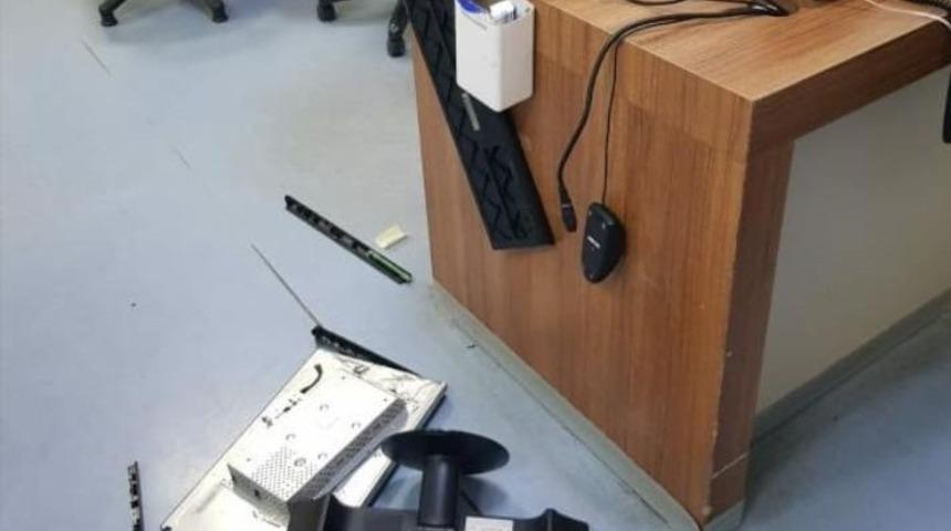 Hastaneye gelen gen&ccedil; kız, doktora kızıp masasını dağıttı