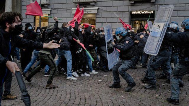 Napoli sokaklarında polisle çatışan protestocular, yaktıkları çöp kutularıyla yollara barikatlar kurdu