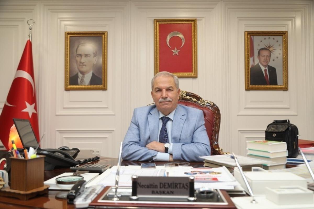 İlkadım Belediyesi&rsquo;nden muhtarlara Azerbaycan bayrağı