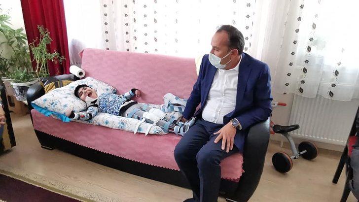 Milletvekili Ceylan engelli çocuğa protez hediye etti G1