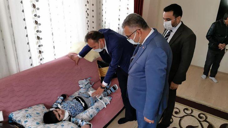 Milletvekili Ceylan engelli çocuğa protez hediye etti G2