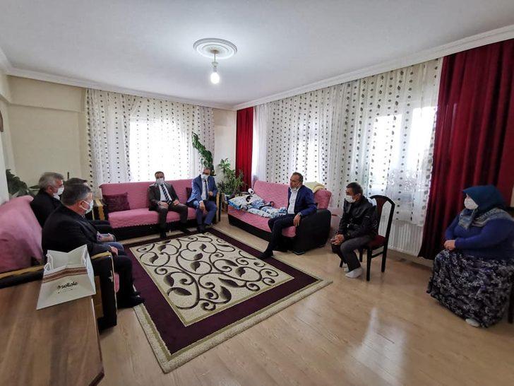 Milletvekili Ceylan engelli çocuğa protez hediye etti G4