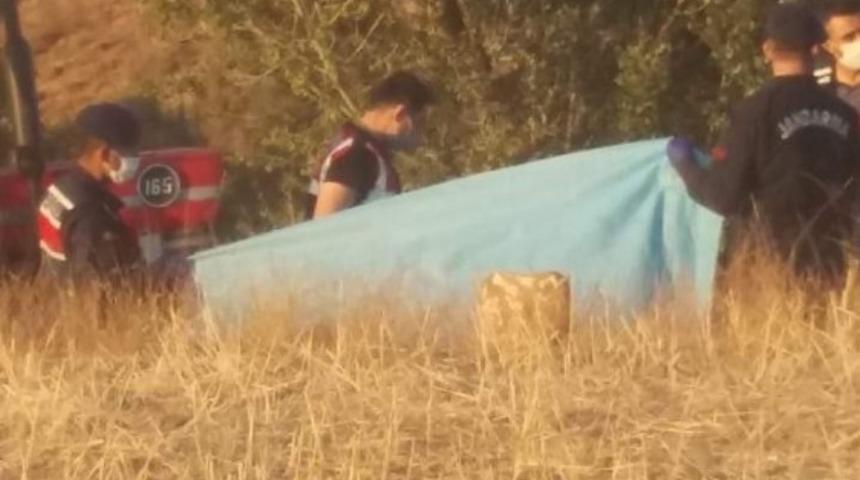 Trakt&ouml;r&uuml;n altında kalan adam &ouml;ld&uuml;