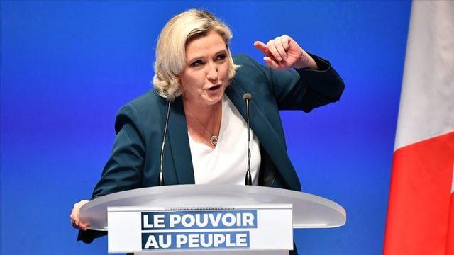 Fransa'da aşırı sağcı Le Pen'den başörtüsü yasaklansın çağrısı