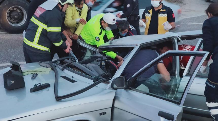 Su tankerinin çarptığı otomobilde sıkıştılar