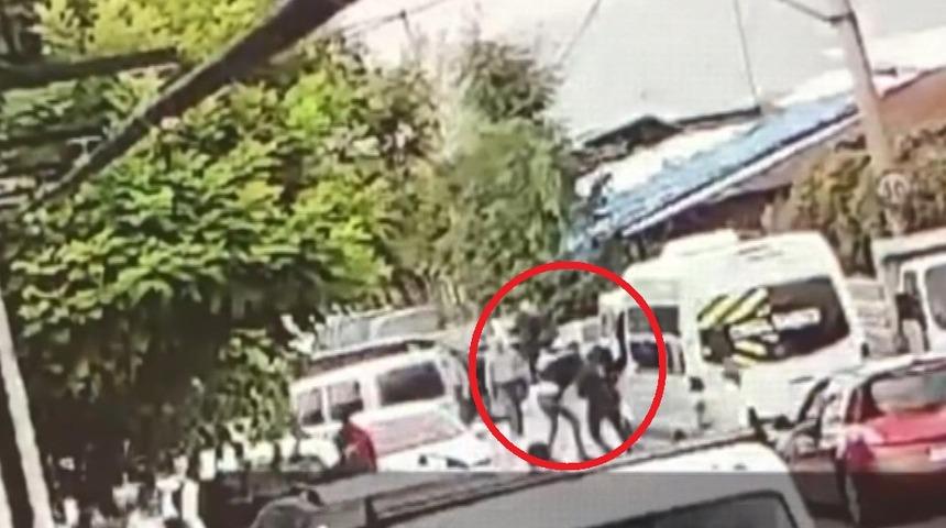 Bor&ccedil;- alacak nedeniyle &ccedil;ıkan silahlı ve bı&ccedil;aklı kavga kamerada