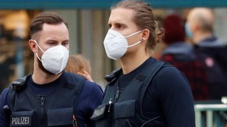 Berlin'de 600 kişilik fetiş partisine koronavirüs baskını