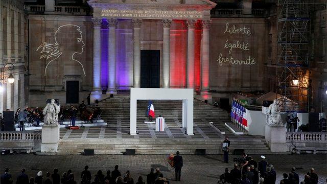 Fransa Cumhurbaşkanı Emmanuel Macron, Sorbonne Üniversitesi'nde düzenlenen devlet töreninde Samuel Paty'ye saygılarını sunuyor