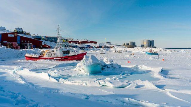 Grönland'ın kuzeyindeki Baffin Körfezi kıyısındaki Upernavik kasabasında kış.