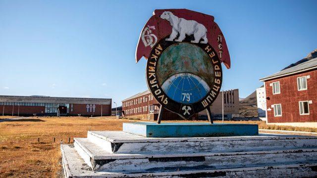 Norveç'te Nordenskjodbreen buzulunun yakınında bir Rus kömür madenciliği yerleşimi olan Pyramiden'den bir görüntü.