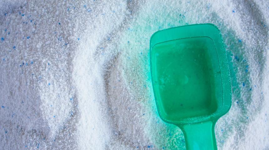 Kendinize bu kötülüğü yapmayın! Deterjanları hemen evinizden çıkarın 