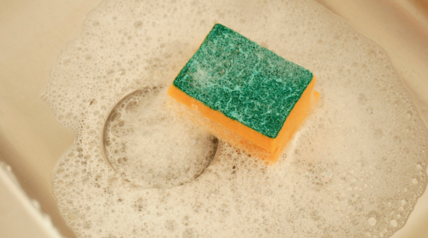 Bakteri yuvası! Anahtarlar, bulaşık s&uuml;ngerleri...