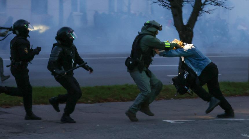 Lukaşenko'ya verilen istifa s&uuml;resi doldu! Sokaklar karıştı