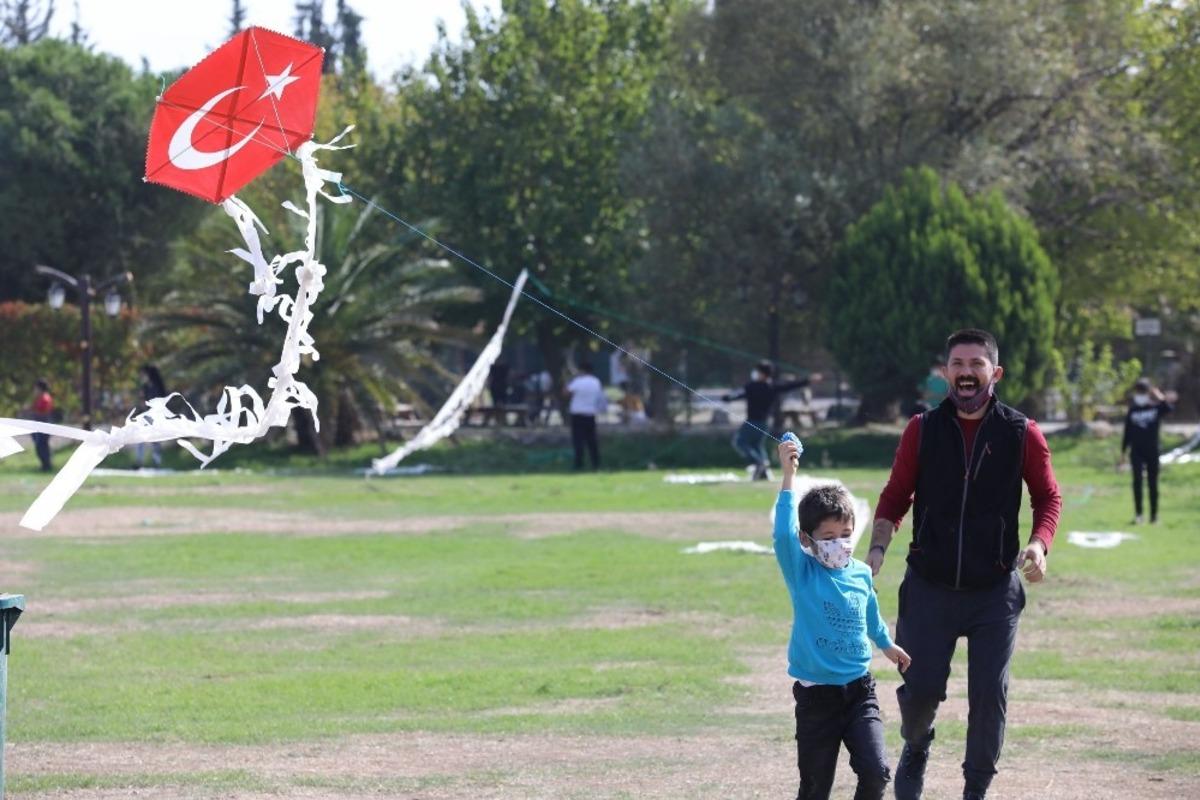 Bucalı &ccedil;ocuklar g&uuml;zel havanın tadını u&ccedil;urtmayla &ccedil;ıkardı