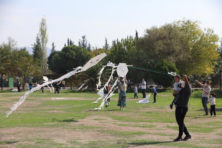 Bucalı çocuklar güzel havanın tadını uçurtmayla çıkardı G3