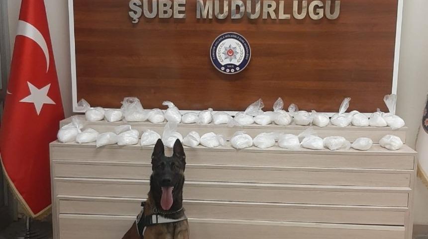 Van&rsquo;da 15 kilo 877 gram metamfetamin ele ge&ccedil;irildi