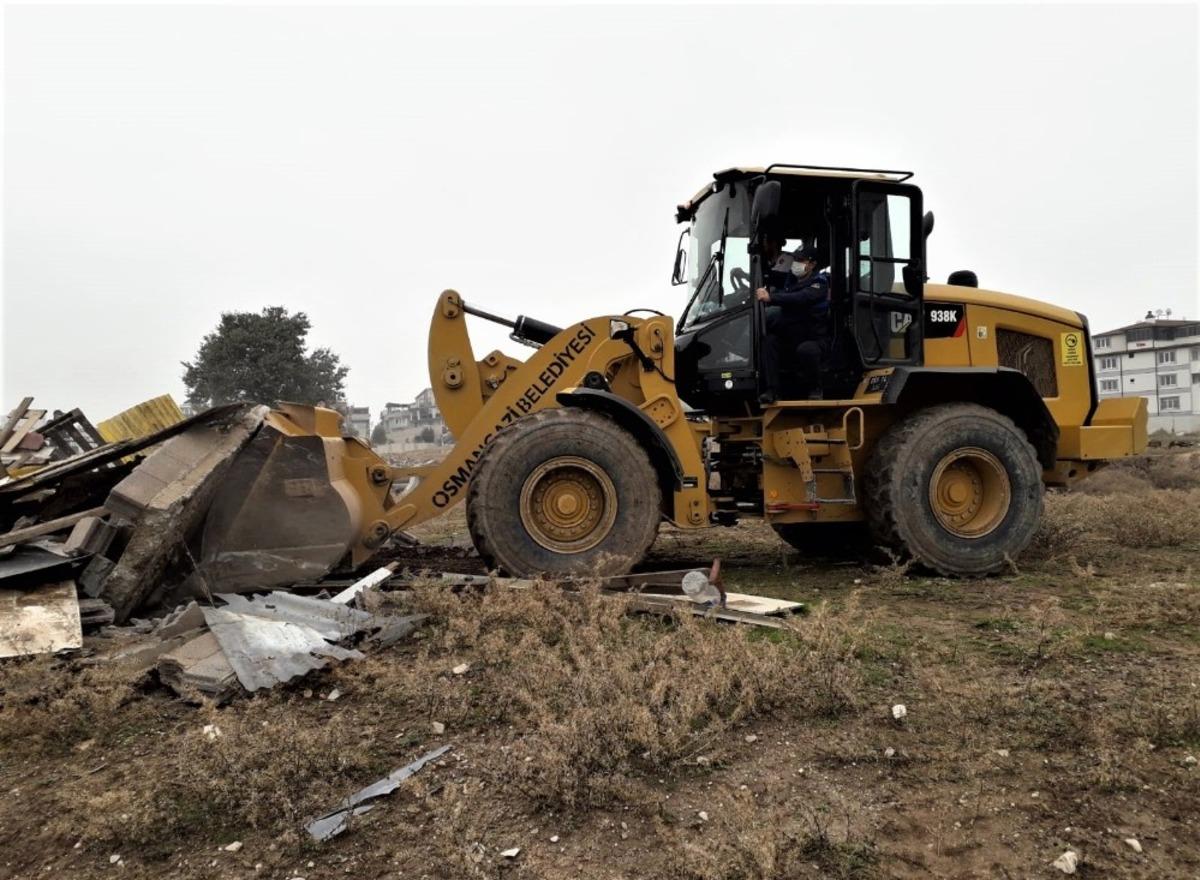 Osmangazi&rsquo;de ka&ccedil;ak ahır, k&uuml;mes ve barakalar yıkıldı