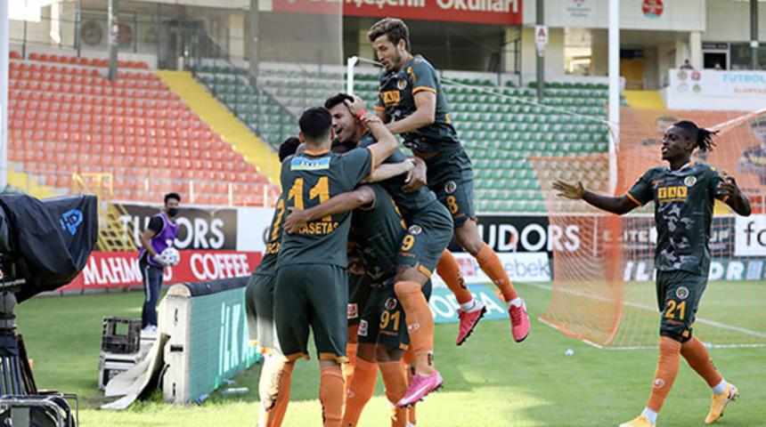 Aytemiz Alanyaspor liderliği bırakmadı