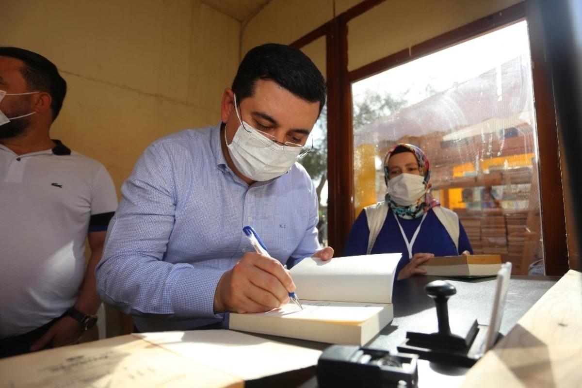 T&uuml;t&uuml;nc&uuml;&rsquo;den Cemil Meri&ccedil; Kitaplığı&rsquo;na kitap bağışı