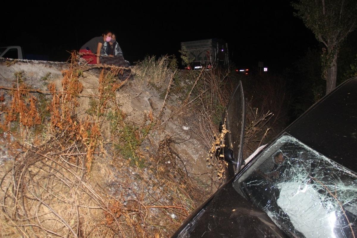 Tarlaya u&ccedil;an ara&ccedil;tan kendi &ccedil;abaları ile kurtulan yaralı kadın tir tir titredi