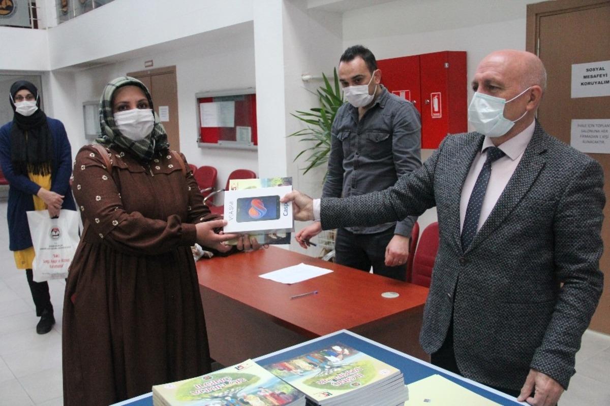 K&uuml;tahya&rsquo;da 61 &ouml;ğrenciye tablet