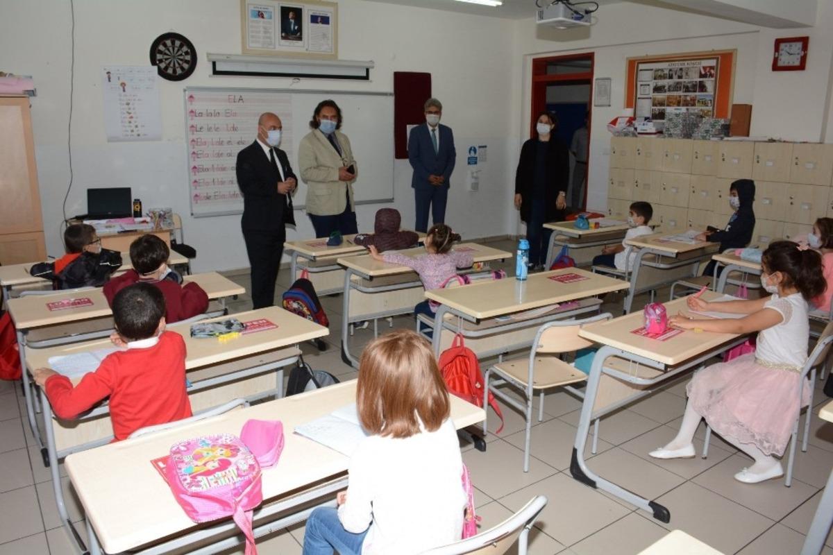 İl Milli Eğitim M&uuml;d&uuml;r&uuml; Cırıt, &lsquo;y&uuml;z y&uuml;ze eğitim&rsquo; ile ilgili Barbaros İlkokulu&rsquo;nu ziyaret etti